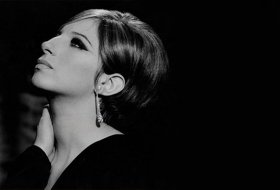 Ünlü Şarkıcı Siri’yi Şikayet Etti!