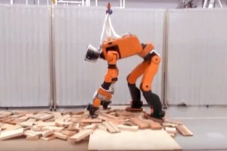 Honda E2-DR prototip afet robotunu tanıttı
