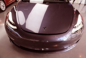 Tesla, geçici olarak Model 3 üretimini durdurdu