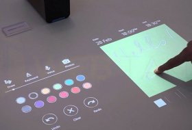 Yansıtıldığı Ortamı Dokunmatik Yapan Sony Xperia Projector